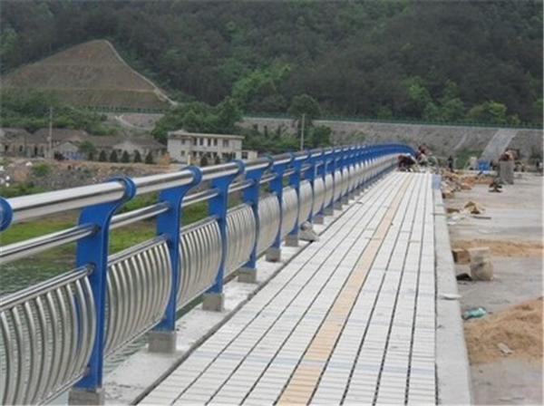 包头不锈钢桥梁护栏的特性及其在现代建筑中的应用